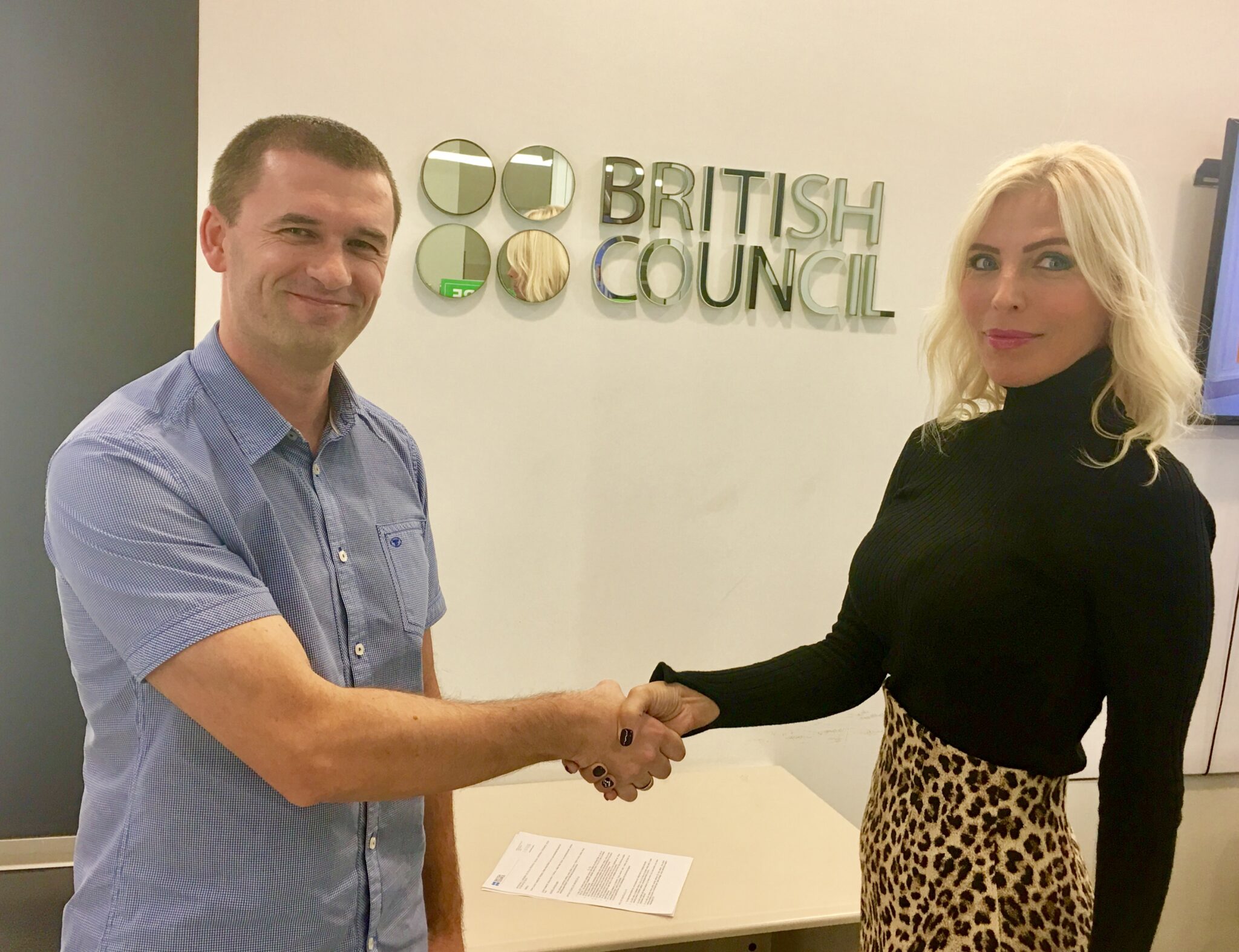 Nebojša Đurić iz Britanskog Saveta i Jasmina Sarić, vlasnica Academije, po potpisivanju sporazuma
